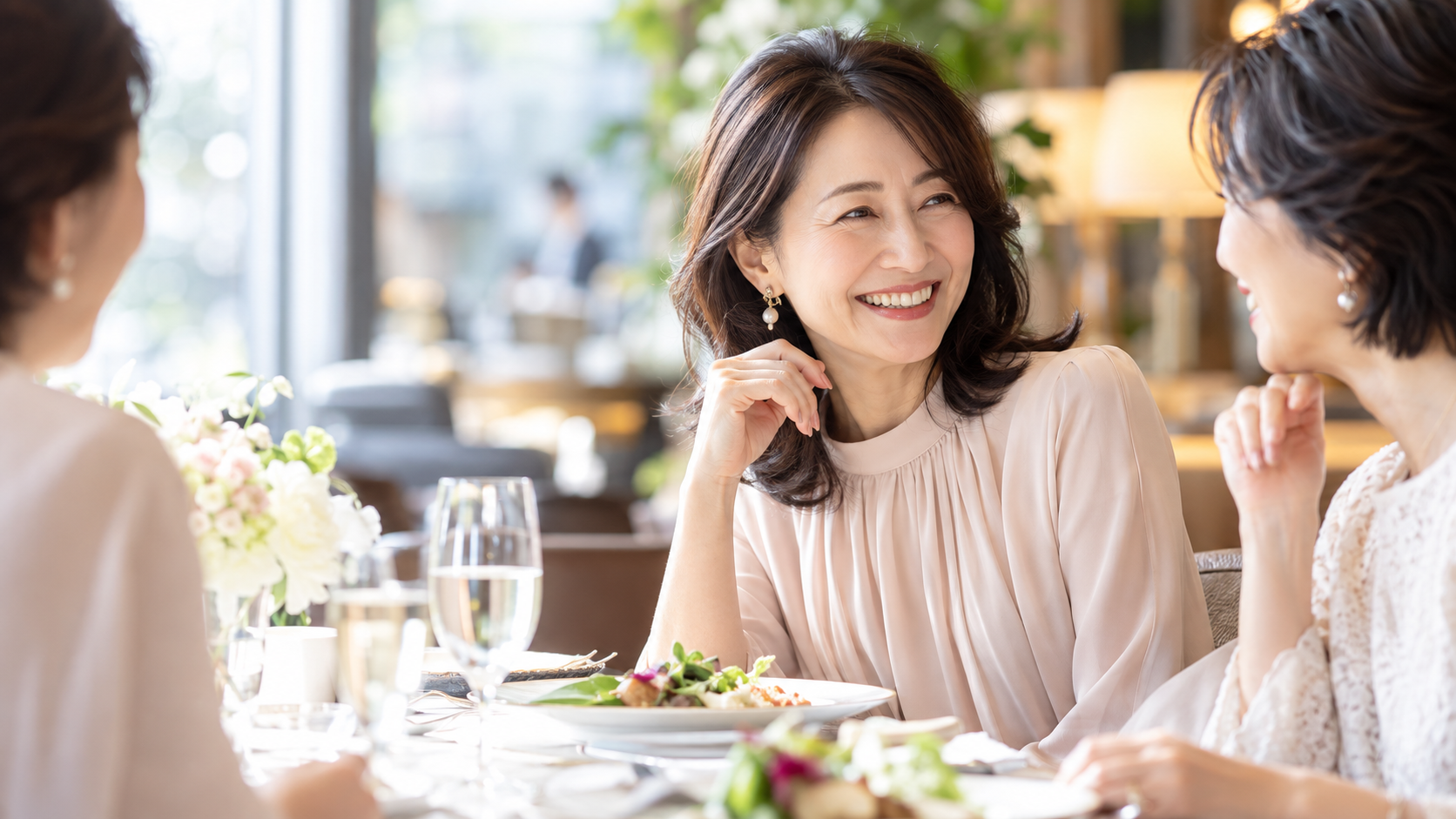 大切な予定の日に友人と笑顔で会話する女性