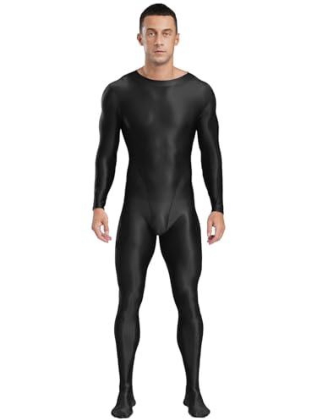 身体のラインが分かる黒色のフィットした上下を着用した男性の服装例