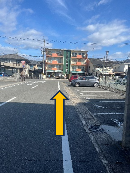 オレンジと緑の外観のパティオ北山